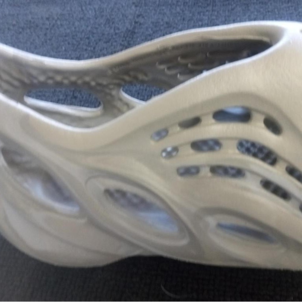 Size 4 women’s Yeezy foam runners